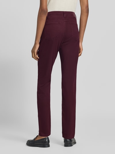 Frauenmodel trägt bordeauxrote Body Fit Gerade Hose aus Lyocell-Mix mit Modal-Baumwoll-Anteil Modell 'CAROLA' von Brax, Damen Gerade Hose, Ganzkörperansicht Rückansicht.