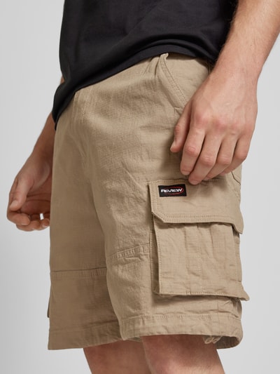 REVIEW Straight Leg Cargoshorts mit Label-Patch Beige 3