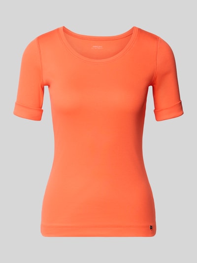 Produktfoto, T-Shirt mit Label-Applikation von Marc Cain in Orange, körpernaher Schnitt, U-Ausschnitt, elastischer Baumwoll-Mix, glatte Textur.