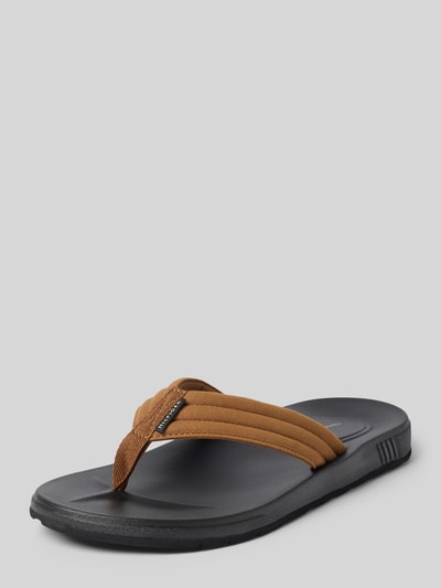 Produktfoto, Flip Flops mit Label-Applikation von Tommy Hilfiger in Braun und Schwarz, unifarben, abgerundete Spitze, flache profilierte Sohle