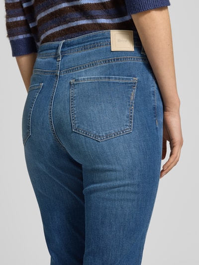 Kobiece modelka nosi Jeans in verkürzter Passform Modell 'Mary' od Brax, bawełniany miks ze stretchem, z tyłu kieszenie, Szerokość w rozmiarze 36: 37 cm, długość wewnętrzna nogawki: 69 cm, zdjęcie detailaufnahme tylnej części.