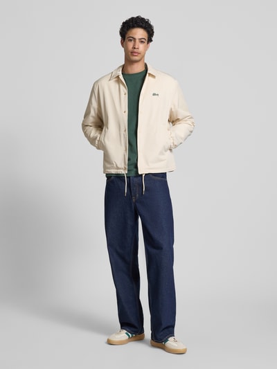 Mannelijk model draagt Jacke mit Label-Stitching van BLKVIS in regular fit, kentkraag, knoopsluiting, steekzakken, voorkant volledige lichaamsweergave