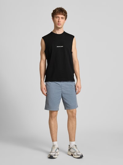 Männermodel trägt T-Shirt mit Stitching von Jack & Jones in Schwarz, Relaxed Fit, reine Baumwolle, Rundhalsausschnitt, Ganzkörperansicht von vorne.