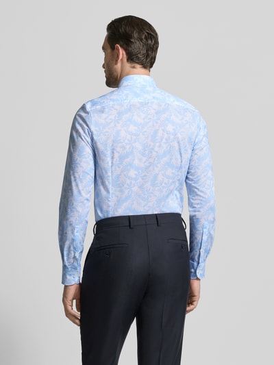 Männermodel trägt Slim Fit Business-Hemd mit Kentkragen von OLYMP, hellblau gemustert, Baumwoll-Elasthan-Mix, Ganzkörperansicht Rückansicht.