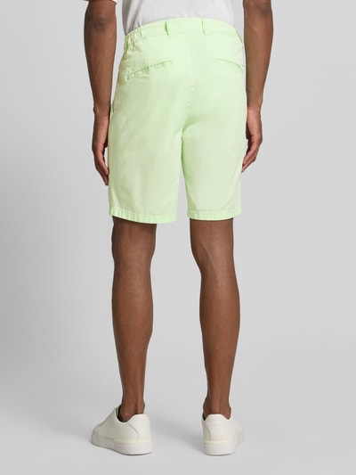 Männermodel trägt Relaxed Fit Bermuda aus Baumwoll-Mix Modell 'TINO' von Brax, Optik: Unifarben, Ganzkörperansicht Rückansicht.