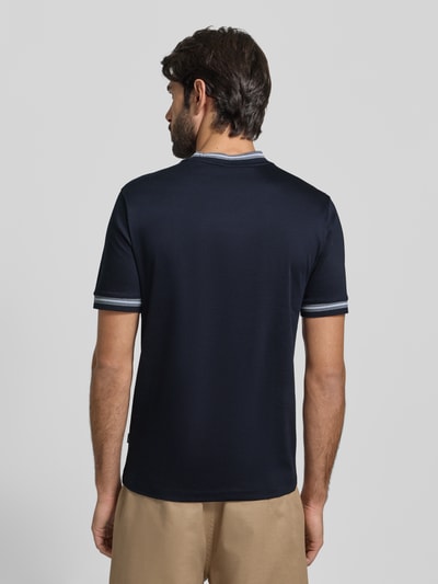 Mannenmodel draagt Slim Fit T-shirt uit puur katoen Model 'TESSLER 202' van BOSS, look: effen, korte mouw, ronde hals, labeldetail, ganzekörper Ansicht achteraan