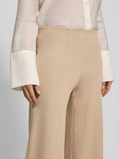 Vrouwenmodel draagt beige Stoffhose mit Gesäßtaschen Modell 'KIMBERLEY' van SEDUCTIVE, Viskosemix met stretch, losvallend, Nahaufnahme bovenlichaam.