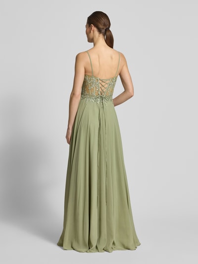 Frauenmodel trägt Abendkleid mit Stitchings und Ziersteinbesatz von Luxuar, grüner Chiffon, Spaghettiträger, Maxikleid, Ganzkörperansicht Rückansicht.