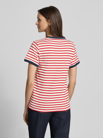 Frauenmodel trägt T-Shirt mit Label-Stitching Modell 'Trinity' von JOOP! in Weiß mit roten Streifen, Baumwolle, Ganzkörperansicht Rückansicht.