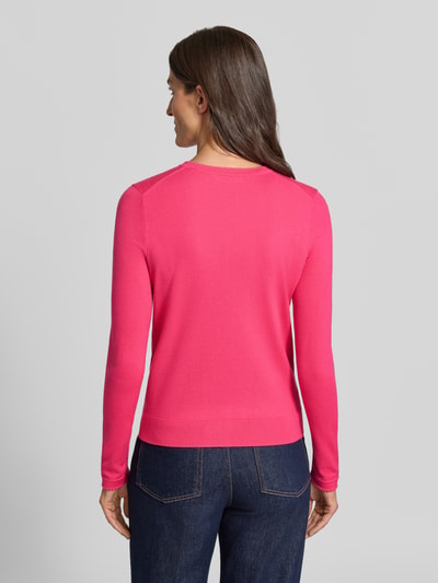 Vrouwenmodel draagt Regular Fit gebreid jack uit viscosemix met geschulpte zoom van Christian Berg Woman, Lange mouw, ribboorden, ruglengte maat S 56 cm, mouwlengte maat S 61 cm, kleur roze, effen, gladde textuur, volledige rugaanzicht.