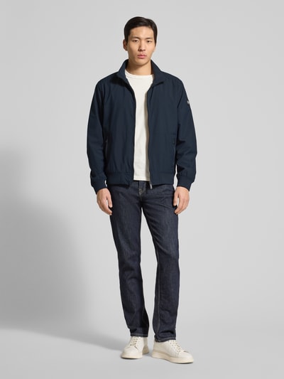 Männermodel trägt Regular Fit Jacke mit Stehkragen von Lerros in Dunkelblau, elastischer Material-Mix, Eingrifftaschen, Ganzkörperansicht von vorne.