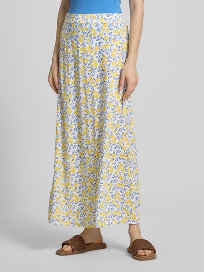 Frauenmodel trägt Damen Maxi-Rock aus reiner Viskose Modell 'BARRI' von Pieces, Optik:Allover-Muster, schmal, Maxi-Länge, Bundabschluss: elastisch, Material: reine Viskose, florale Muster in Gelb und Blau, glatte Textur, Ganzkörperansicht von vorne.
