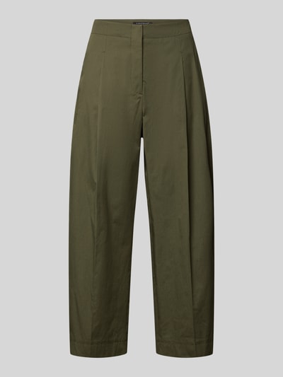 Produktfoto, Caprihose mit Gesäßtasche von Luisa Cerano aus Baumwoll-Elasthan-Mix in Olivgrün, Relaxed-Fit, Bügelfalten, glatte Textur. Bundweite bei Größe 36: 41 cm, Innenbeinlänge bei Größe 36: 63 cm.