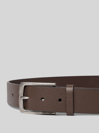 Productfoto, Gürtel aus echtem Büffelleder van Calvin Klein, bruin glad buffelleer, leerlook, doornsluiting, genarfd patroon, label in reliëf