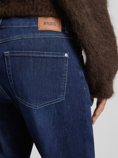 Männermodel trägt Jeans mit Eingrifftaschen Modell 'Evy' von Angels, bawełniany miks ze stretchem, krój regular fit, szerokość w rozmiarze 36: 41 cm, długość wewnętrzna nogawki 71 cm, perspektywa: zbliżenie na tył