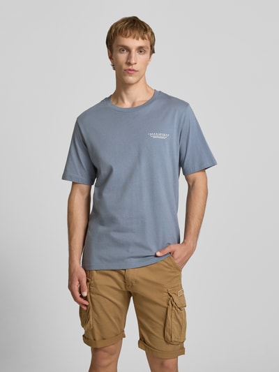 Männermodel trägt T-Shirt mit Label-Print und Rundhalsausschnitt von Jack & Jones in Blau, Reine Baumwolle, Regular-Fit, Ganzkörperansicht von vorne.