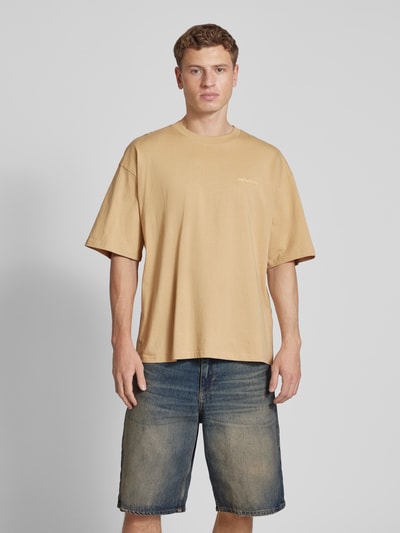 REVIEW T-shirt o kroju oversized z okrągłym, prążkowanym dekoltem Piaskowy 4