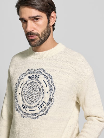 Männermodel trägt Regular Fit Strickpullover aus Woll-Mix Modell 'KERBERT' von BOSS Orange, Optik: Unifarben, Nahaufnahme Oberkörper.