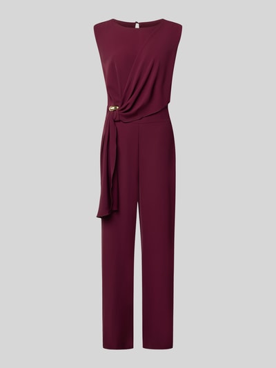 Produktfoto, Regular Fit Jumpsuit mit Zierbesatz von Rinascimento in Bordeaux, ärmellos, U-Boot-Ausschnitt, glatte Textur, Raffungen, lange Hose