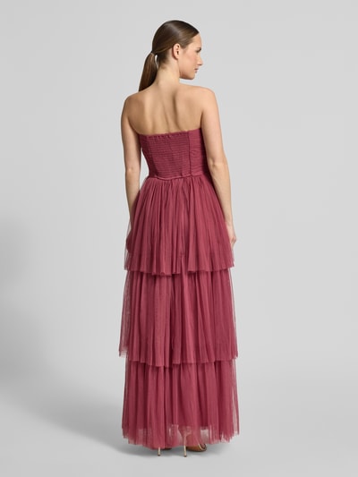 Vrouwenmodel draagt Regular Fit avondjurk met ruches van LACE & BEADS, mesh, getailleerd, strapless, a-lijn, ruglengte maat S 129 cm, borstwijdte 34 cm, volledige lichaamsweergave achterkant.