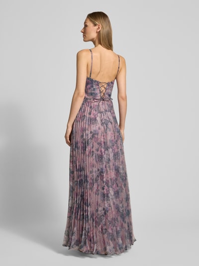Vrouwenmodel draagt Regular Fit avondjurk met florale allover-print van Laona, plissé-look, diepe V-hals, spaghetti-bandjes, rugaanzicht hele lichaam