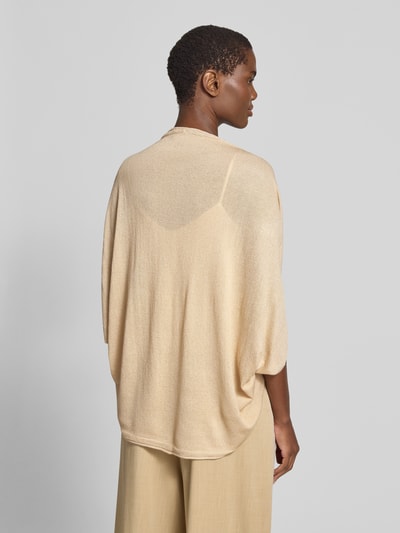 Frauenmodel trägt Loose Fit Cardigan aus Viskose-Mix von s.Oliver BLACK LABEL, schimmernde Optik, Strick, Passform: Loose-Fit, Ärmelform: Kurzarm, Verschlusslos, Materialverarbeitung: Viskose-Mix, Ganzkörperansicht Rückansicht.