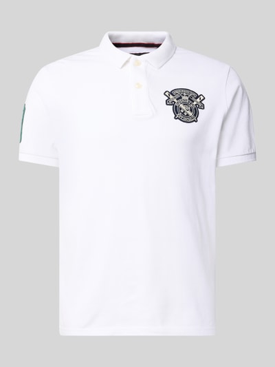 Produktfoto, weißes Regular Fit Poloshirt mit Label-Patches von Superdry, reine Baumwolle, Polokragen, kurze Knopfleiste, gerade Form