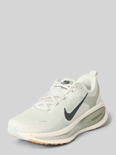 Produktfoto, Sneaker mit Logo-Print Modell 'VOMERO 18' von Nike Herren Sneaker, weiß mit schwarzem Logo und beiger Sohle, weiche Textur