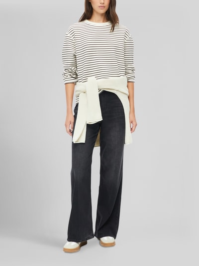 Vrouwenmodel draagt Wide Leg Jeans aus Baumwoll-Mix van s.Oliver RED LABEL in donkergrijs, zachte stof, Ganzkörperansicht van voren.