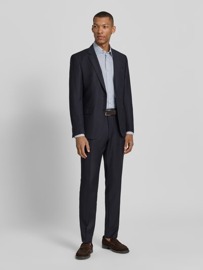Männermodel trägt Regular Fit Business-Hemd mit Kentkragen von ETERNA im Allover-Look aus Reine Baumwolle, Ganzkörperansicht von vorne. Rückenlänge 81 cm, Schulterbreite 47 cm, Ärmellänge 64 cm bei Größe 40.