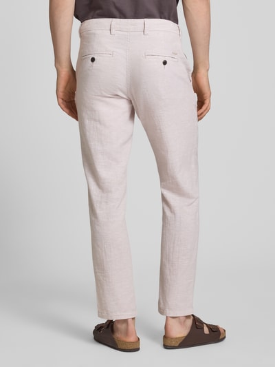 Męski model nosi Tapered Fit Hose mit Eingrifftaschen Modell 'STACE' od Jack & Jones, jasny kolor, materiał z bawełną, pełen widok sylwetki z tyłu, Szerokość w rozmiarze 32/32: 45 cm, długość nogawki od wewnątrz: 77 cm.