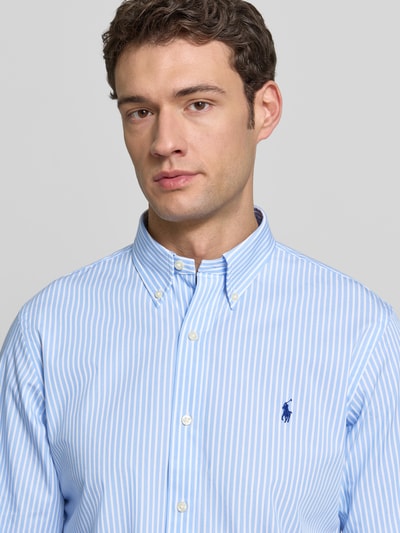 Männermodel trägt Freizeithemd mit Knopfleiste von Polo Ralph Lauren aus Baumwoll-Elasthan-Mix, Regular-Fit, Label-Stitching, Nahaufnahme Oberkörper.