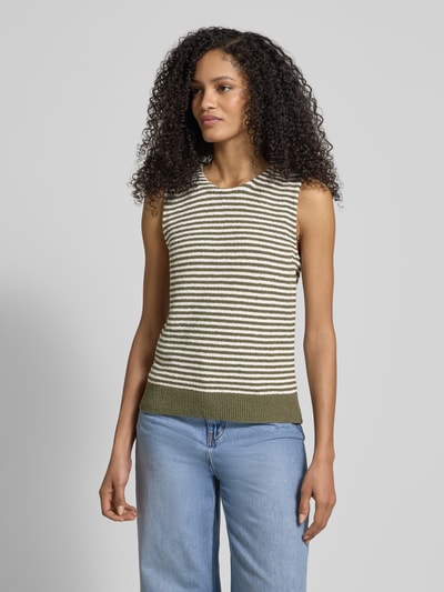 Frauenmodel trägt Frise Yarn Frottee Ringel-Top von Christian Berg Woman, Streifenmuster, Rundhalsausschnitt, Regular Fit, Rückenlänge 56 cm, Ganzkörperansicht von vorne.