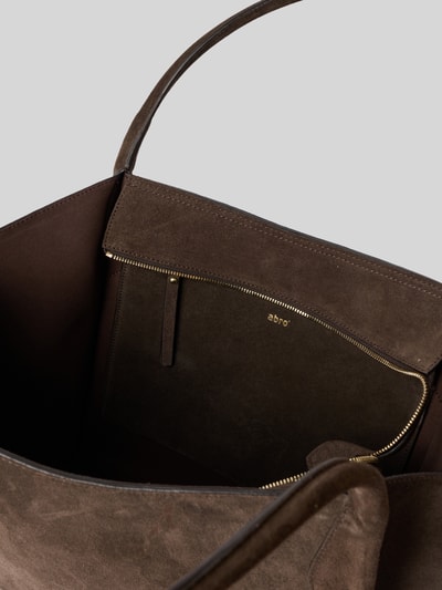 Productfoto, donkerbruine Handtasche aus echtem Leder Modell 'VIBE' van Abro met hoofdvak, ritssluiting, labelprint, zijden bindceinturen, breedte 56 cm, lengte 32 cm, diepte 16 cm, bandlengte 60 cm, damesaccessoire