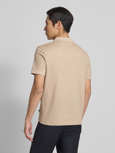 Männermodel trägt Poloshirt mit kurzer Knopfleiste Modell 'Roni' von JOOP! Collection aus reiner Baumwolle, Regular-Fit, beige, Struktur, Rückenlänge 67 cm, Ganzkörperansicht Rückansicht.