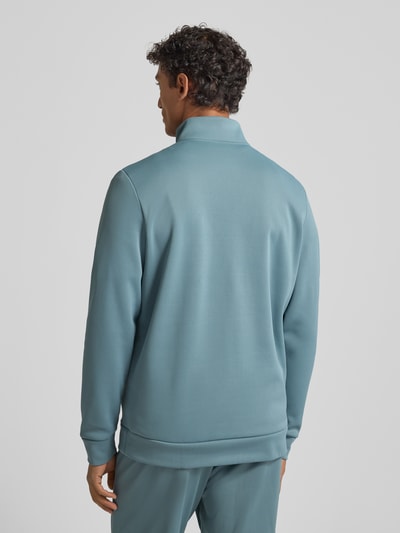 Männermodel trägt Sweatshirt mit Label-Detail von Under Armour in Hellblau mit Stehkragen und gerippten Abschlüssen, Rückenansicht, Lockerer-Schnitt, Rückenlänge 72 cm, Ärmellänge 67 cm, Ganzkörperansicht Rückansicht.