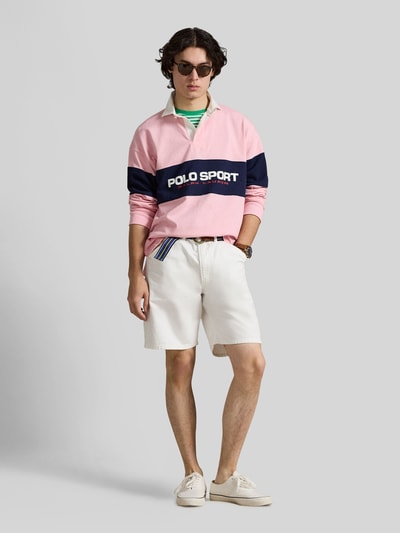 Männermodel trägt Regular Fit Bermudas aus reiner Baumwolle von Polo Ralph Lauren, unifarbene Optik, seitliche Eingrifftaschen, Ganzkörperansicht von vorne