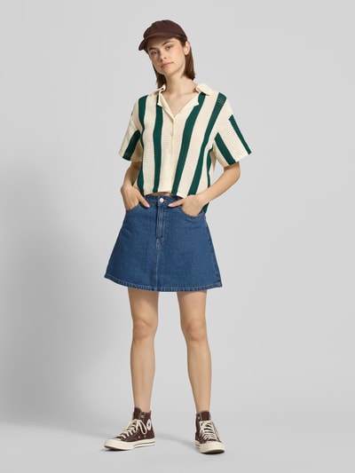 Frauenmodel trägt Relaxed Fit Bluse aus reiner Baumwolle Modell 'KENZIE' von Pieces in Strickoptik mit gestreiftem Muster, Ganzkörperansicht von vorne.