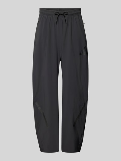 Produktfoto, Oversized Jogpants mit Reißverschlusstaschen von adidas Sportswear für Herren im Elastischer-Material-Mix, Schwarz, Oversized-Schnitt, elastischer Bund mit Tunnelzug, Reißverschlusstaschen, Innenbeinlänge 72 cm bei Größe M.