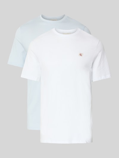 Produktfoto, T-Shirt mit Label-Patch Modell 'BADGE' von Calvin Klein Jeans, Herren T-Shirt aus reiner Baumwolle in Weiß und Hellblau, gerader Schnitt, Rundhalsausschnitt, dezente Struktur, Rückenlänge bei Größe M 73 cm.