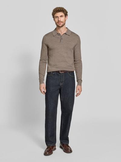 Männermodel trägt Regular Fit Poloshirt aus Woll-Mix von Christian Berg Men in Braun, kombiniert mit Jeans, Ganzkörperansicht von vorne. Herren Strickpullover, gerippte Abschlüsse, Rückenlänge 69 cm, Ärmellänge 68 cm.
