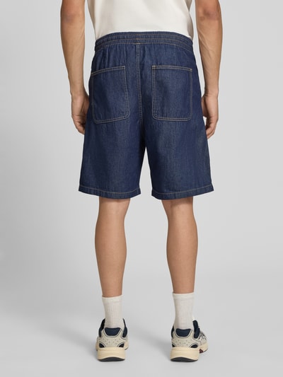 Männermodel trägt Shorts mit elastischem Bund und Kordelzug Modell 'TONY' von Jack & Jones aus Reiner Baumwolle, Straight Fit, Gesäßtaschen, dunkelblau, Ganzkörperansicht Rückansicht.