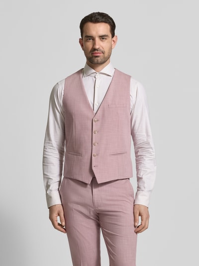 Männermodel trägt Regular Fit Weste mit Viskose-Anteil Modell 'Vitra' von CINQUE in Rosa mit Knopfleiste und Paspeltaschen, Ganzkörperansicht von vorne. Elastischer Material-Mix, Brusttasche, V-Ausschnitt, Rückenlänge 58 cm bei Größe 50.