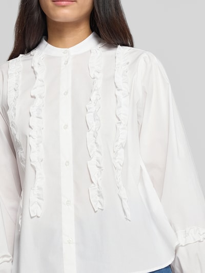 Frauenmodel trägt Regular Fit Bluse aus Baumwoll-Mix mit Rüschenbesatz von MORE & MORE, Weiß, Stehkragen, Langarm, Nahaufnahme Oberkörper.