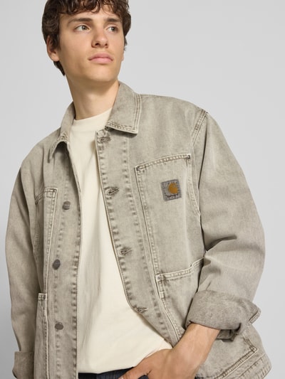 Carhartt Work In Progress Jeansjacke mit Knopfleiste und Label-Detail Gruen 3