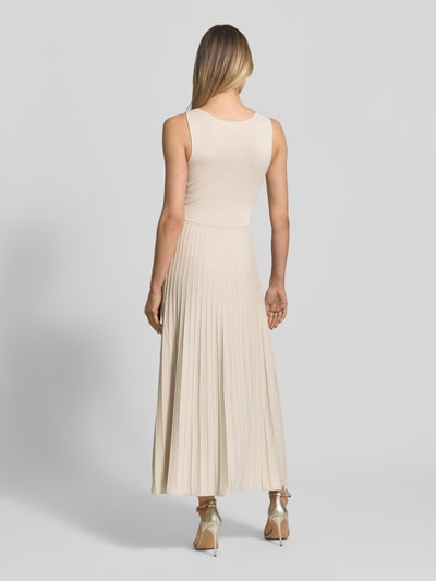 Frauenmodel trägt Midikleid aus Viskose-Mix mit Plisseefalten von Comma in Beige, taillierter Schnitt, Rock mit Plisseefalten, Ganzkörperansicht Rückansicht.