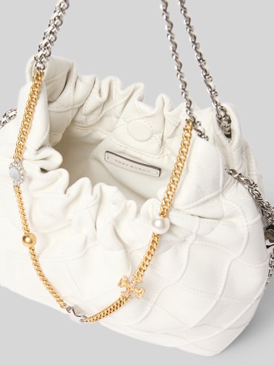 Produktfoto, Hobo Bag mit Tragehenkel von Tory Burch in Weiß, strukturierte Lederoptik, goldfarbener und silberfarbener Kettenhenkel, sichtbares Innenfach, Maße 17x22x7 cm, Damen Hobo Bag mit offenem Hauptfach und Schulterriemen