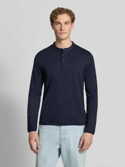 Männermodel trägt Longsleeve mit Knopfleiste Modell 'BADO' von CINQUE, dunkelblau, Baumwolle, Slim Fit, Ganzkörperansicht von vorne.
