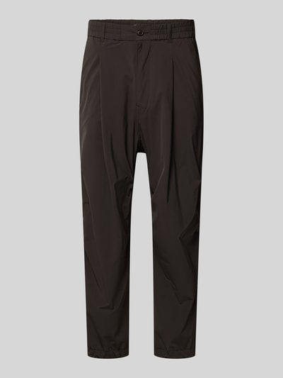 Produktfoto, Relaxed Fit Hose mit Bundfalten Modell 'Lirog' von Drykorn in Dunkelbraun, glatte Oberfläche, elastischer Material-Mix, klassische Eingriff- und Gesäßtaschen, Knopf- und Reißverschluss, Bundweite bei Größe 32/32: 41 cm, Innenbeinlänge 62 cm.