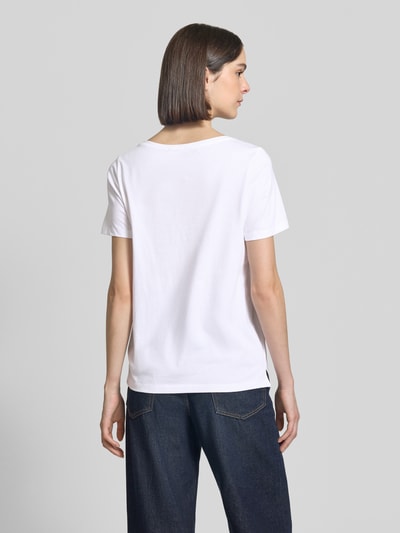 Frauenmodel trägt Regular Fit T-Shirt aus reiner Baumwolle von s.Oliver RED LABEL, efekt: jednolity kolor, krój regular fit, nadruk z motywem, aplikacja, ozdobne perełki, okrągły dekolt, rękaw: krótki rękaw, materiał: bawełna, Ganzkörperansicht Rückansicht